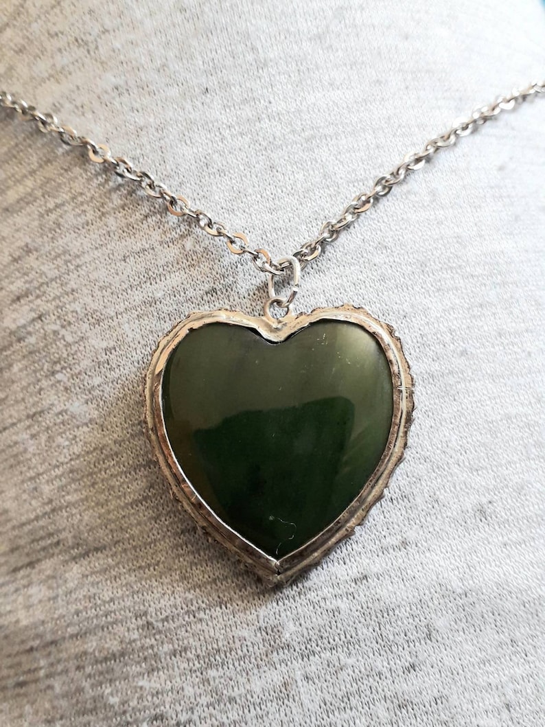 Vintage silvertone and green semi precious stone heart pendant necklace agate jade