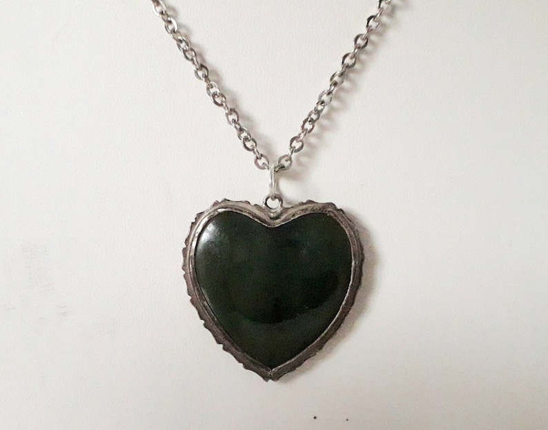 Vintage silvertone and green semi precious stone heart pendant necklace agate jade