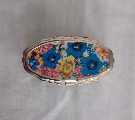 Vintage Goldtone Pill Pot Sewing Kit Pink Blue Ye… - image 2