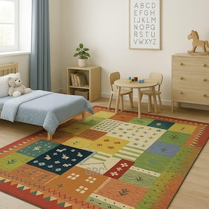 Könnte beinhalten: Ein bunter Teppich mit Patchwork-Design in Rot-, Orange-, Grün- und Blautönen. Der Teppich zeigt geometrische und von der Natur inspirierte Muster und verleiht einem Kinderzimmer eine lebendige Note. Der Teppich ist rechteckig.