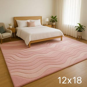 Może przedstawiać: Duży, różowy dywan z falistym wzorem, o wymiarach 366 x 549 cm, dominuje w sypialni. Wzór dywanu charakteryzuje się różnymi odcieniami różu, tworząc teksturowany, płynny efekt. Pokój obejmuje łóżko, stoliki nocne i rośliny.