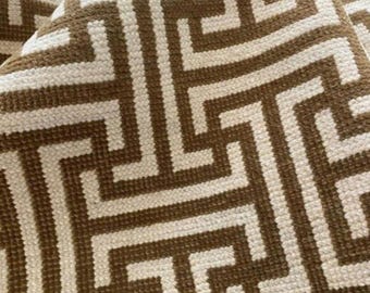 Tela geométrica griega marrón: material moderno para cortinas y tapicería