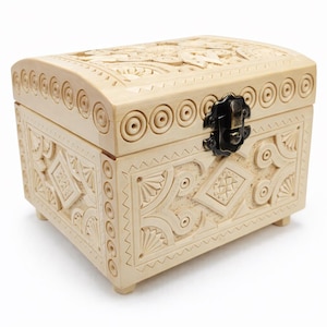 Boîte à bijoux en bois sculpté 11×11×10 cm | Coffret en érable fait main | Cadeau rustique artisanal des Carpates