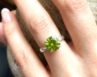 Elegant grön solitärring för kvinnor | Silverfärgad peridotkristallring