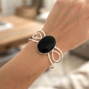 Sterling Silber Schwarz Onyx Manschette Armband | Ovaler Edelstein Statement Armreif im Boho Stil