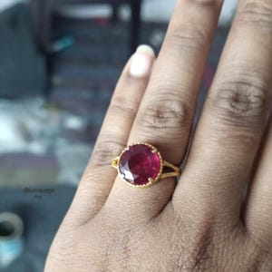 Vergulde sterlingzilveren robijn solitaire ring – ronde rode glazen edelsteen, geboortesteen juli