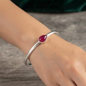Bracelet jonc minimaliste en argent sterling fait main avec pendentif goutte de verre rouge – Manchette ouverte ajustable