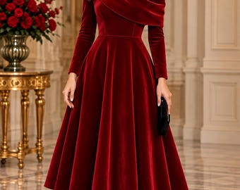 Puede incluir: Un vestido midi de terciopelo rojo intenso con mangas largas, cuerpo ajustado y un escote ancho y drapeado que se extiende sobre los hombros. La falda es amplia y plisada, cae por debajo de las rodillas y se combina con tacones negros de punta.