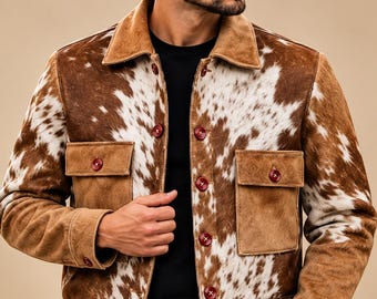 Puede incluir: Una chaqueta con estampado de piel de vaca en marrón y blanco, con cuello en punta, mangas largas y dos bolsillos delanteros con solapa. La chaqueta se cierra con una fila vertical de botones de color rojo oscuro y tiene un borde marrón.