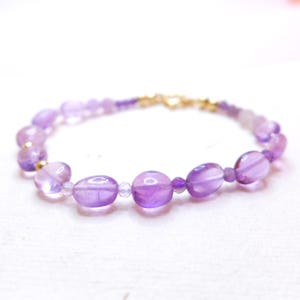 Bracciale impilabile unico con ametista, pietra portafortuna – Bracciale con gemma naturale placcato oro 18 carati
