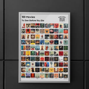 Puede incluir: Un póster enmarcado titulado "100 Movies To See Before You Die" con una cuadrícula de carteles de películas. El póster incluye el texto "Movie Lovers Society" en la esquina superior derecha. El marco es plateado, y el fondo es negro.