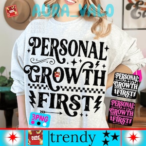 Może przedstawiać: Jasnoszara bluza z napisem "PERSONAL GROWTH FIRST" dużymi czarnymi literami. Projekt zawiera gwiazdy, błyskawice i elementy dekoracyjne. Dodatkowe projekty są pokazane po prawej stronie obrazu.