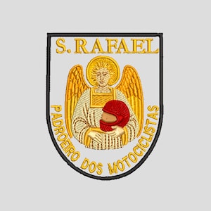Könnte beinhalten: Gestickter Aufnäher mit einem Schilddesign, mit dem Text "S. Rafael" oben. Das Bild zeigt einen Engel, der einen roten Motorradhelm hält. Die Worte "Padroeiro dos Motociclistas" sind um den Engel herum angeordnet.