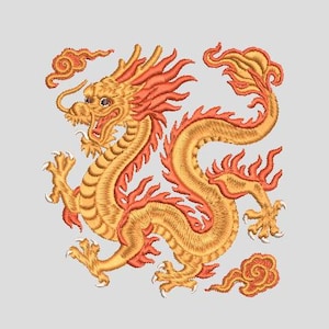 Könnte beinhalten: Gestickter goldener Drache mit roten Akzenten und wirbelnden Wolken auf hellgrauem Hintergrund. Der Drache ist im traditionellen chinesischen Stil mit aufwendigen Details und einer dynamischen Pose dargestellt.