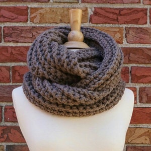 Chunky Infinity Scarf, Christmas Gift for Friend, Knit Chunky Scarf, Stocking Stuffer, Thick Winter Scarf, Heavy Scarf for Her Christmas