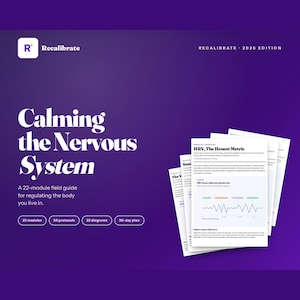 Op de afbeelding: Een paarse boekomslag met de titel "Calming the Nervous System" en het Recalibrate-logo. De tekst op de omslag bevat "Een 22-module veldgids voor het reguleren van het lichaam waarin je leeft." Verschillende witte papieren zijn rechts opgestapeld.