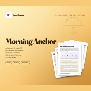 Könnte beinhalten: Ein Stapel weißer A5-Blätter mit dem Titel "Morning Anchor" in fetter, dunkler Schrift. Die Papiere enthalten Text und Grafiken, mit dem "Recalibrate"-Logo oben links. Der Hintergrund ist ein Farbverlauf von Gelb und Orange.