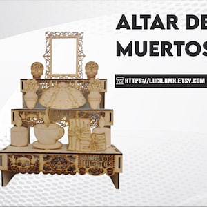 Puede incluir: Un altar de madera del Día de Muertos con intrincados detalles cortados con láser. El altar presenta múltiples niveles con elementos decorativos como calaveras, velas y un espejo. El texto "ALTAR DE MUERTOS" se muestra en la parte superior.