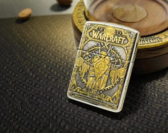 Encendedor Zippo World of Warcraft: diseño personalizado en plata de ley con incrustaciones de oro de 24 quilates y detalles artesanales tallados a mano. Regalo de lujo para coleccionistas de videojuegos.