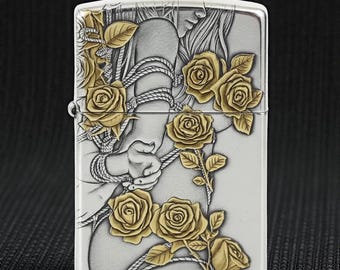Zippo Sexy Girl versilbertes Feuerzeug - tief geschnitzte Pin-Up-Rosenkunst mit goldenen Akzenten, zweifarbiges Design, einzigartiges, ausgereiftes Sammlergeschenk