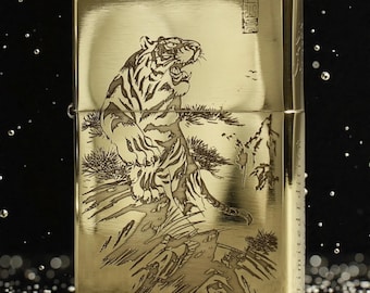 Grawerowana mosiężna zapalniczka Zippo z tygrysem – grawerowanie dwustronne | Spersonalizowana zapalniczka Zippo dla niego, wyjątkowy prezent z motywem dzikiej przyrody i przedmiot kolekcjonerski