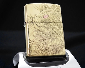 Zapalniczka Zippo z motywem złotego kota – artystyczny grawerunek w kształcie zwierzęcia | Kolekcjonerska zapalniczka w stylu retro i wyjątkowy prezent dla miłośników kotów i zwierząt domowych