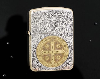 Zapalniczka Zippo z motywem Świętego Benedykta – grawerowany wzór ochronny Cudownego Medalika | Spersonalizowany prezent chrześcijański i duchowa zapalniczka Zippo