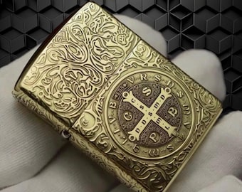 Grawerowana zapalniczka Zippo Constantine – wzór krzyża św. Benedykta, złote wykończenie, wiatroodporny prezent kolekcjonerski dla mężczyzn, sztuka gotycka