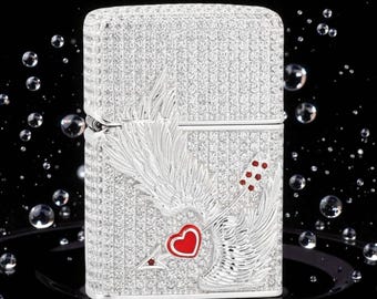 Encendedor Zippo CZ Cupid's Arrow: diseño de corazón helado y alas de ángel, un regalo romántico de lujo para San Valentín.