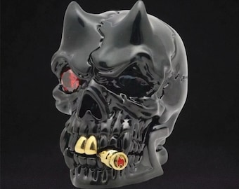 Zapalniczka Zippo z gotycką czaszką | Trójwymiarowy grawerunek z motywem motocyklisty – wiatroodporny, wielokrotnego napełniania, kolekcjonerski prezent dla fanów rocka, metalu i tatuaży