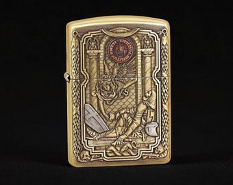 Średniowieczna zapalniczka Zippo – głęboko grawerowany motyw rycerza, smoka i ponurego żniwiarza | Tarcza Templariuszy – kolekcjonerski prezent vintage dla mężczyzn
