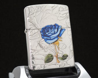 Niestandardowa zapalniczka Zippo Blue Rose – posrebrzana, z ręcznie malowanym grawerunkiem | Romantyczny, spersonalizowany prezent dla pary