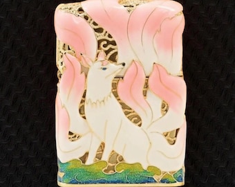 Zapalniczka Zippo Custom Kitsune z motywem lisa o dziewięciu ogonach – trójwymiarowy, głęboki relief z motywem japońskiej mitologii, kolekcjonerski prezent z emalii dla niego lub dla niej