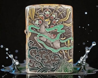Zapalniczka Zippo z rzeźbionym w 3D mitycznym jeleniem – głęboki relief w stylu azjatyckim, ręcznie malowana emaliowana intarsja, wyjątkowy prezent kolekcjonerski dla niego lub dla niej