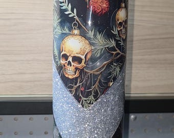 Vaso navideño clásico oscuro con calaveras