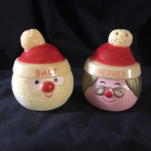 Vintage Cute Plastic Mr & Mrs Claus Salt and Pepper Shakers