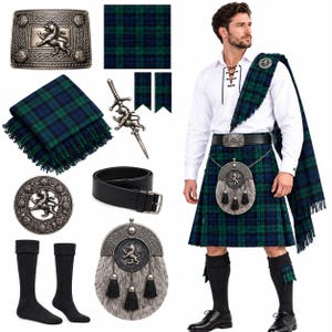 Puede incluir: Un conjunto de traje tradicional escocés que incluye una falda kilt de tartán verde y azul, una camisa blanca con cordones, un cinturón de cuero negro con hebilla de león plateada, un esporrán de piel con tres borlas, una banda, un broche y calcetines.