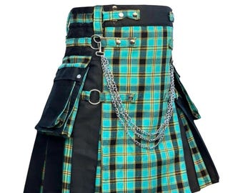 Może przedstawiać: Kilt w turkusowo-czarną kratę, z czarnymi panelami i srebrnymi łańcuszkami. Kilt posiada kieszenie i pasek ze srebrnymi okuciami. U góry widnieje napis "AVAILABLE IN 50+ TARTANS".