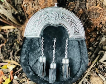 Sporran di paletta celtica in pelliccia nera / Kilt Sporran delle Highland fatto a mano con 3 nappe / Abito scozzese tradizionale Sporran per uomo Sporran in pelle