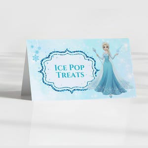 Puede incluir: Una tarjeta azul claro con el texto "ICE POP TREATS" en blanco, enmarcada por un borde azul brillante. La tarjeta presenta una ilustraci&oacute;n de dibujos animados de una mujer con un vestido azul, sosteniendo un bast&oacute;n y un copo de nieve.