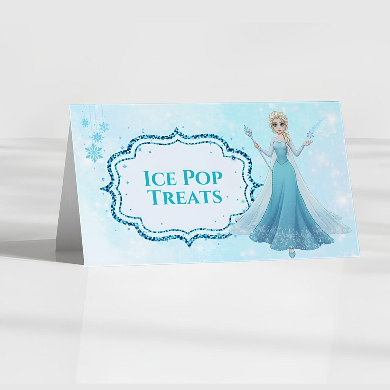Puede incluir: Una tarjeta azul claro con el texto "ICE POP TREATS" en blanco, enmarcada por un borde azul brillante. La tarjeta presenta una ilustraci&oacute;n de dibujos animados de una mujer con un vestido azul, sosteniendo un bast&oacute;n y un copo de nieve.