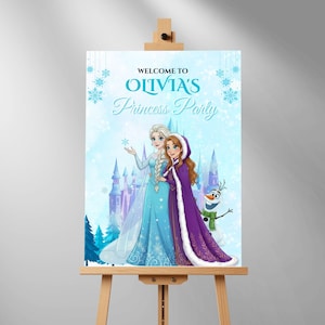 Puede incluir: Un letrero de fiesta azul claro sobre un caballete de madera. El letrero dice "Bienvenida a la fiesta de princesas de Olivia" y presenta ilustraciones de dos princesas, un castillo y un mu&ntilde;eco de nieve.