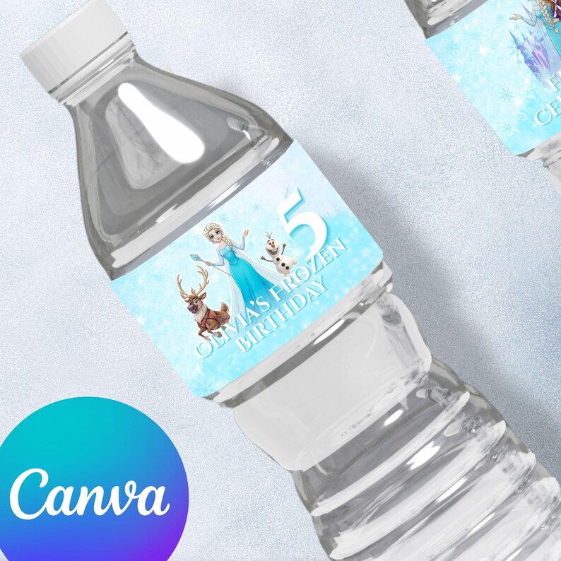 Puede incluir: Botella de agua de pl&aacute;stico transparente con tapa blanca. La etiqueta presenta el texto "Olivia's Frozen Birthday" con el n&uacute;mero 5 e ilustraciones de Elsa, Olaf y Sven de la pel&iacute;cula Frozen. El logotipo de Canva es visible.