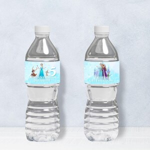 Puede incluir: Dos botellas de agua de pl&aacute;stico transparente con tapas blancas. Cada botella tiene una etiqueta azul claro con personajes de la pel&iacute;cula "Frozen". Una etiqueta dice "Olivia's Frozen Birthday" con el n&uacute;mero 5. La otra dice "Frozen Celebration".