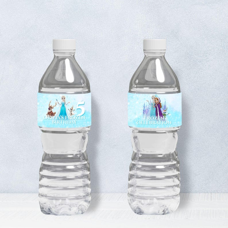 Puede incluir: Dos botellas de agua de pl&aacute;stico transparente con tapas blancas. Cada botella tiene una etiqueta azul claro con personajes de la pel&iacute;cula "Frozen". Una etiqueta dice "Olivia's Frozen Birthday" con el n&uacute;mero 5. La otra dice "Frozen Celebration".