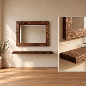 Può includere: Uno specchio da parete rettangolare con una cornice in legno marrone scuro dalla texture marcata, abbinato a una mensola da parete flottante orizzontale coordinata. Il legno presenta una finitura scura con venature visibili su tutta la superficie.