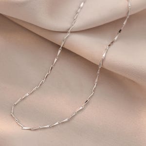 Corrente de prata esterlina com elos torcidos, corrente minimalista para usar em camadas, corrente hipoalergênica para empilhar, presente de aniversário, presente para irmã, presente para amigas