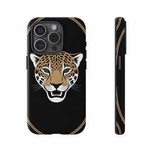 Könnte beinhalten: Schwarze Handyhülle mit einer Illustration eines Jaguar-Gesichts. Der Jaguar hat hellbraunes Fell mit schwarzen Flecken, grüne Augen und einen weißen Mund. Die Hülle hat einen goldenen Rand und eine Seitenansicht mit goldenen Streifen.