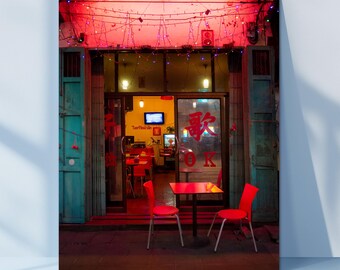 Póster de satén de cafetería callejera nocturna de neón, impresión fotográfica urbana melancólica, luz roja, arte mural