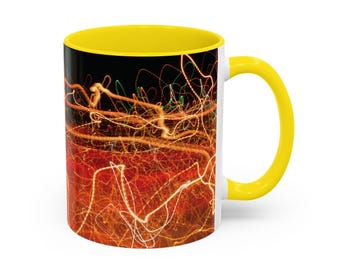 Taza con rastros de luz urbana abstracta / Taza de café con fotografía nocturna
